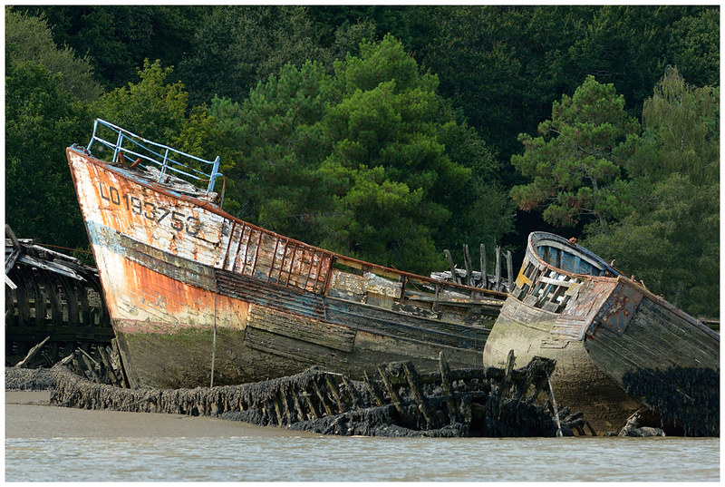 Il aurait pu s'appeler le cimetière des bateaux sans noms en hommage à l'oeuvre littéraire d' Arturo Pérez Reverte. Mais il n'en reste pas moins un lieux à la fois facinant, étrange et touchant, ne laissant aucun d'entre nous insensible face à ses carcasses métaliques.