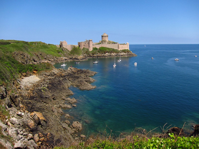 Dans la baie de Saint Malo, se trouve, toujours debout sur son cap rocheux, face à la mer, le magnifique fort la Latte. Ce fort édifié au moyen âge, servit de décors au film les Vikings avec Kirk Douglas dont la scène finale et emblématique se passe sur le donjon