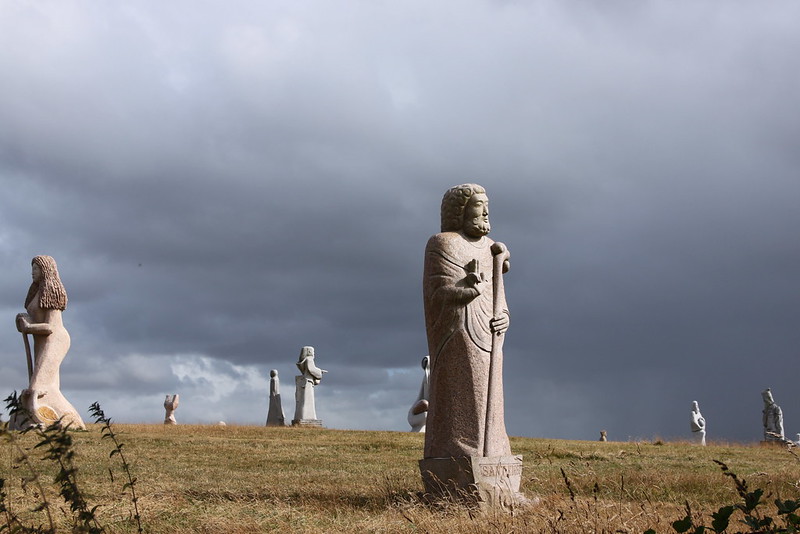 La Vallée des Saints, un projet fou démarré en 2008 sur la colline de Quenequillec, devant rassembler les 1000 saints Bretons. Ces sculptures devront être édifiées en 100 ans, et toutes, excuser du peux seront taillées dans du Granit.