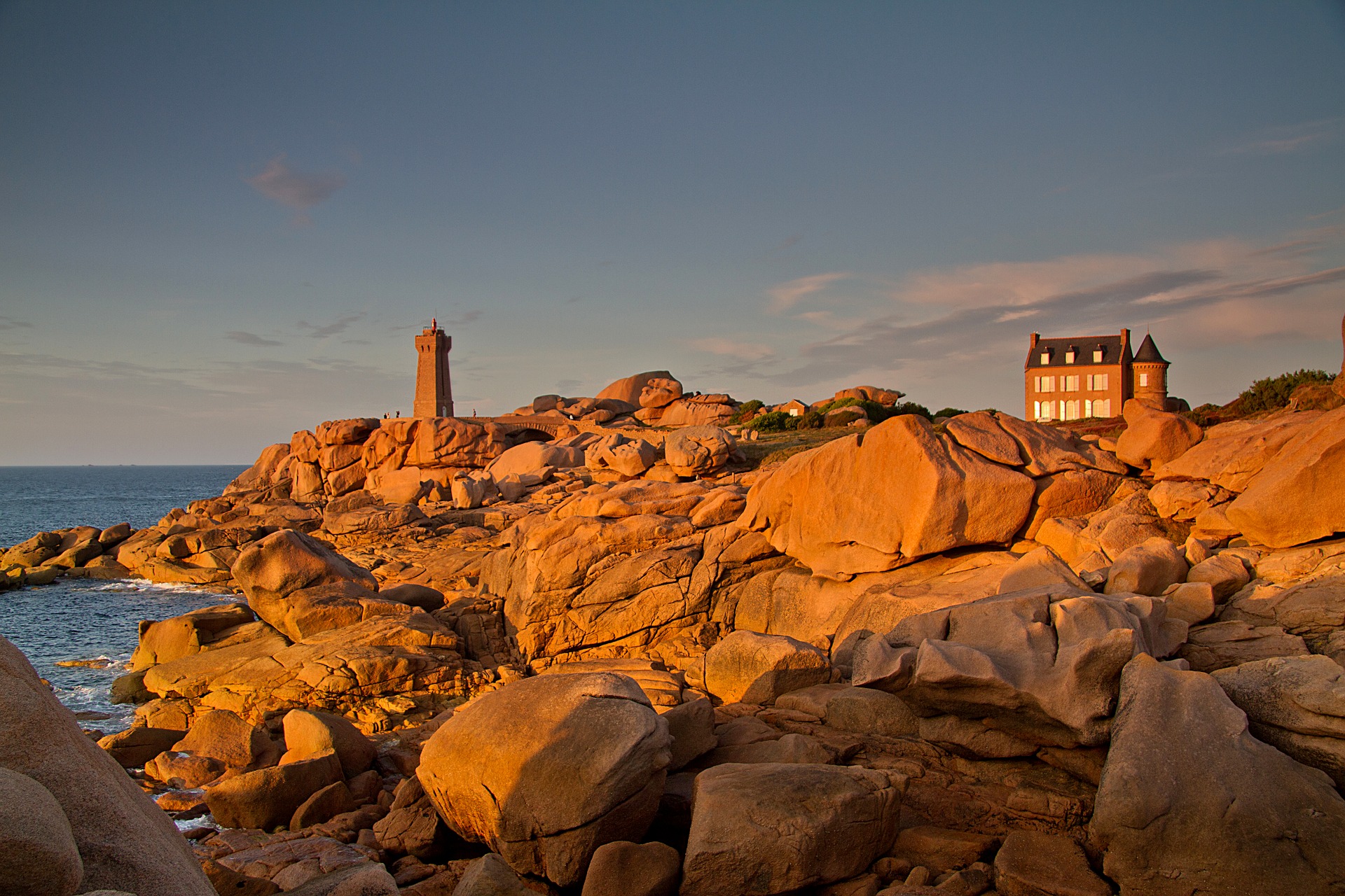 Situé sur la côte de Granit Rose dans la commune de Ploumanac'h, le Phare de Men Ruz continue d'alerter plaisancier et pêcheur