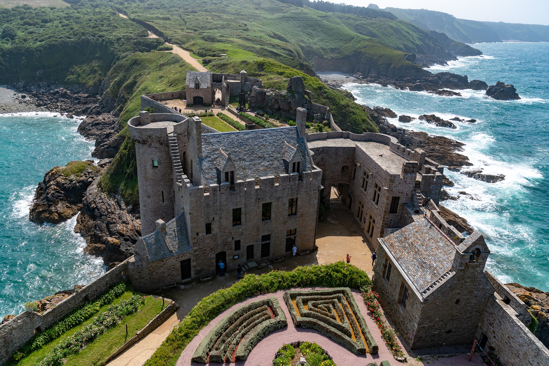 Vue aérienne, du jardin à la Française du fort la Latte